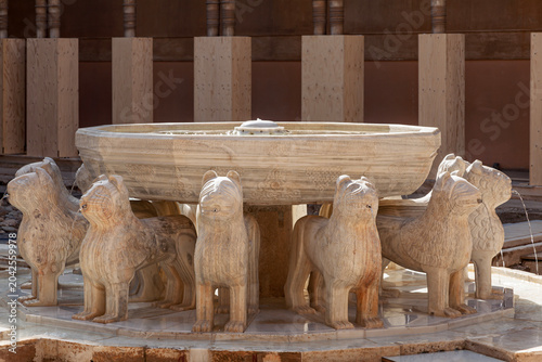 Löwenbrunnen (Fuente de los Leones) im Löwenhof der Alhambra in Granada