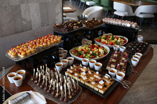 Quadro su tela An opulent dessert buffet features an array of gourmet pastries, fruit tarts, de