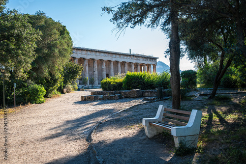 Fotografía Approaching the Temple of Hephaestus through the Ancient Agora of Athens on a bright May morning under clear Mediterranean skies