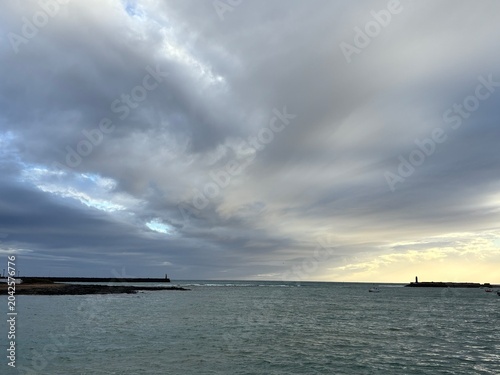 bedeckter Himmel nach einem Unwetter über der Hafeneinfahrt von Arrecife, Lanzarote, kanarische Inseln