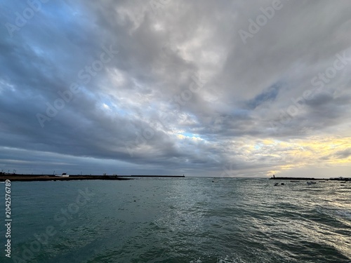 Blick auf den wolkigen Himmel über dem Atlantik von Arrecife, Lanzarote nach einem schweren Unwetter