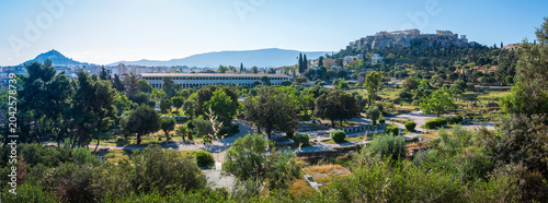 Foto Panoramic view over the Ancient Agora archaeological site and the Acropolis hill in Athens, captured from the Temple of Hephaestus on a clear May morning