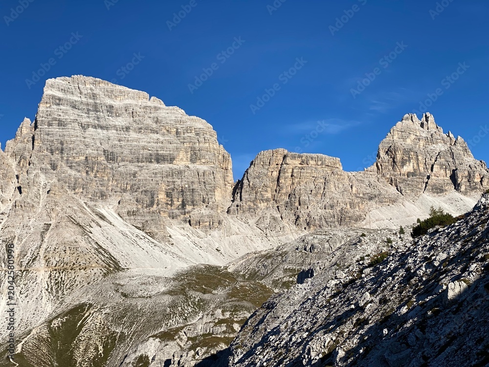Fototapeta premium Tre Cime Nature Park, Dolomites UNESCO World heritage site (South Tyrol, Italy) - Naturpark Drei Zinnen, Dolomiten UNESCO Welterbe (Südtirol, Italien) - Parco naturale Tre Cime di Lavaredo, Dolomiti