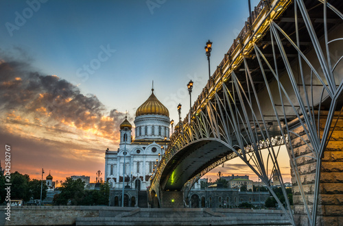 Tableau sur toile Sunset at Cathedral of Christ the Saviour and Patriarshy Bridge, Moscow, Russia