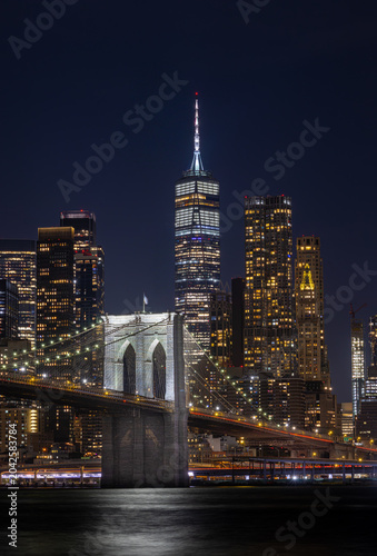 Fotografie Stunning night view of the Brooklyn Bridge with the Lower Manhattan skyline and