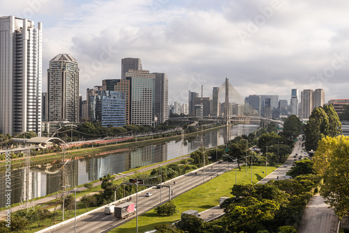 Skyline de São Paulo com Ponte Estaiada Octavio Frias de Oliveira e Rio Pinheiros