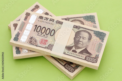 テーブルの上の知万円札の札束