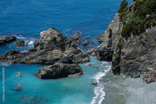 Quadro su tela 水尻展望台から見下ろす美しい青い海と岩肌の上を舞う鳥の絶景（愛媛県佐田岬）
