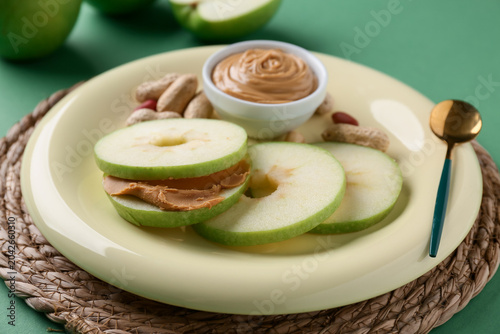 Plate with fresh apple roun...