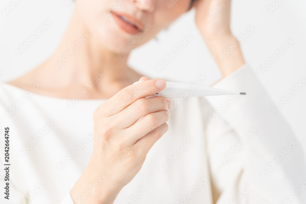 Fototapeta premium 体温計を使う女性 健康イメージ