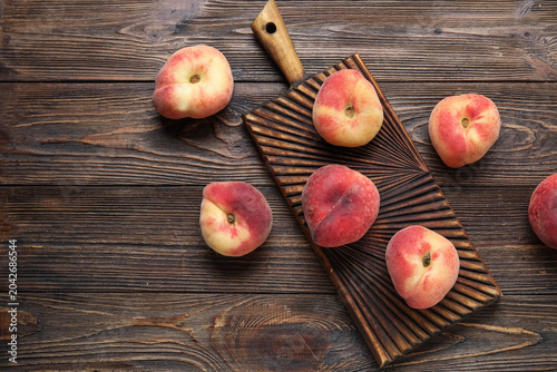 Canvastavla Board with sweet fig peaches on wooden background