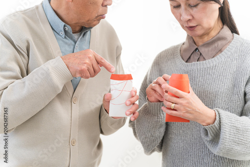 Photography お年玉の値段を相談する熟年夫婦
