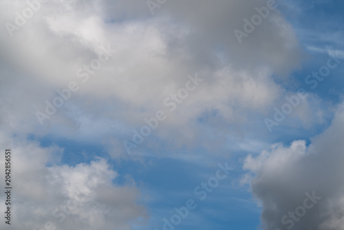 Fotografi Heavy gray overcast swallowing bright sky