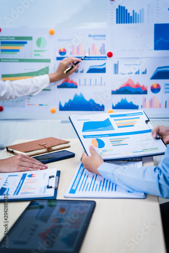Foto Experienced Asian woman trains new employee in office work, teaching secretarial duties, document management, assistant manager responsibilities
