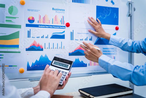 Foto Experienced Asian woman trains new employee in office work, teaching secretarial duties, document management, assistant manager responsibilities