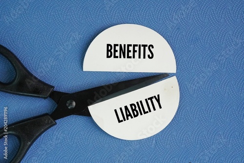 Canvastavla Scissors and two separate pieces of paper with the different words Benefits and Liability