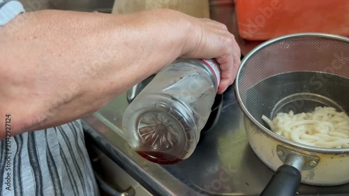 料理をする高齢者