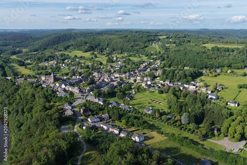 Fotografie vue aérienne panoramique du village d'Herbeumont en Belgique