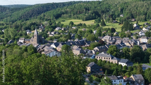 vue aérienne panoramique du village d'Herbeumont en Belgique. Dans la vallée de la Semois cette commune de Wallonie est aussi connue pour les ruines de son château fort et forteresse médiévale