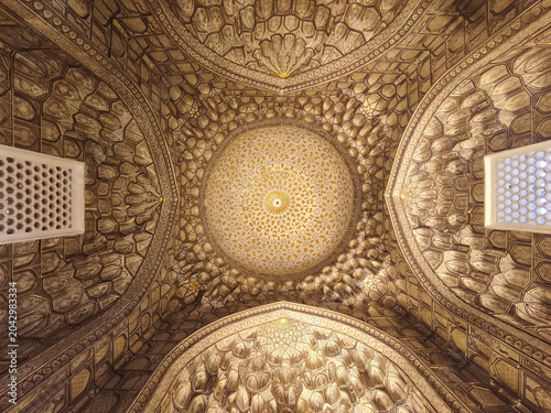 Konstfotografi Ornate interior dome ceiling with golden muqarnas decoration at Shah-i-Zinda necropolis in Samarkand