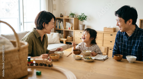 家族がリビングやダイニングで食事を楽しむ笑顔のライフスタイル