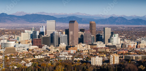Foto Aerial view of Denver city skyline and Rocky Mountain scenery in the United Stat