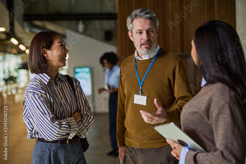 Foto Business professionals discussing work at office meeting