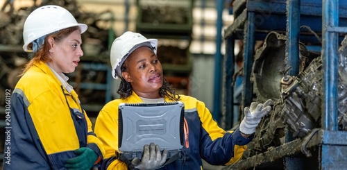 Konstfotografi Banner Two female engineers in safety gear inspecting car parts inventory