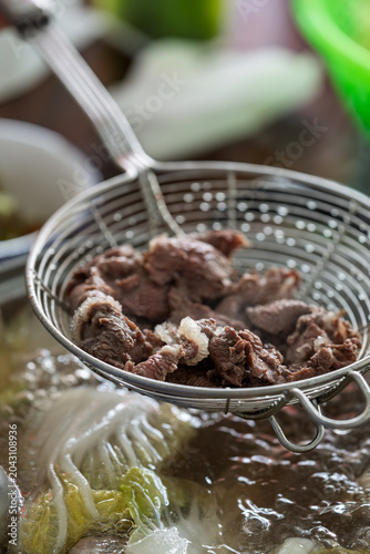Obraz na płótnie Colander holding blanched Chaoshan fresh beef