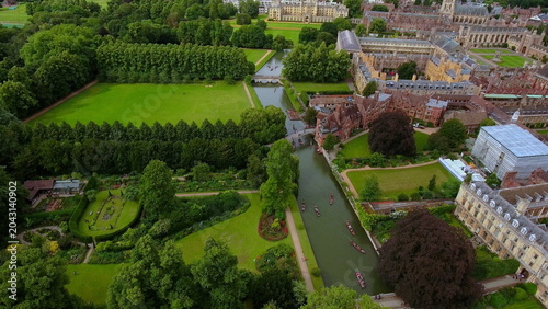 Tableau sur toile 4K aerial drone view of Cambridge, England