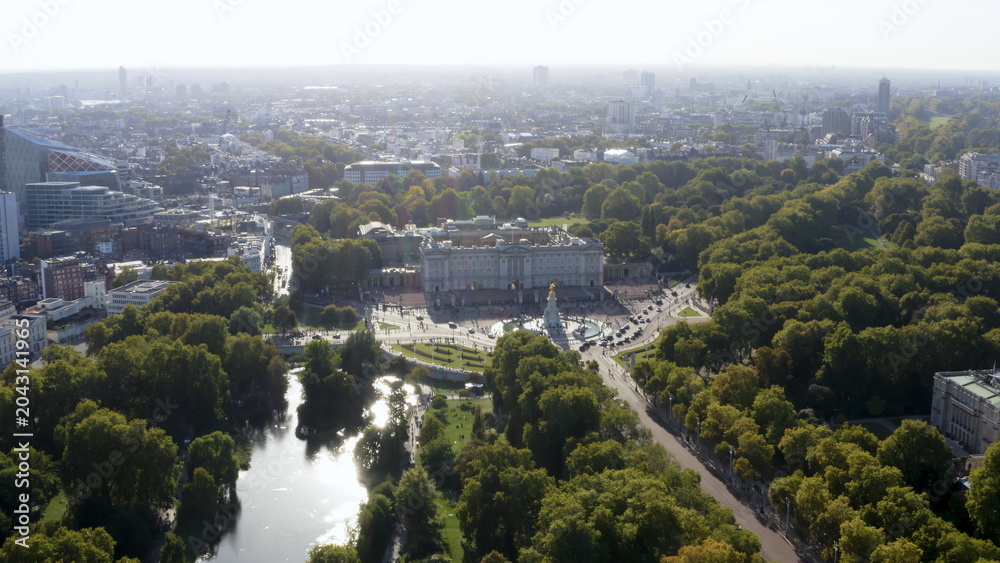 Obraz premium 4K aerial drone image of Buckingham Palace, London. Scenic cityscape featuring the royal residence, Victoria Memorial, and St James's Park.