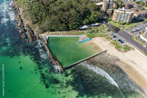 Foto Aerial scene capturing the ocean baths at Main Beach in Forster, NSW, Australia