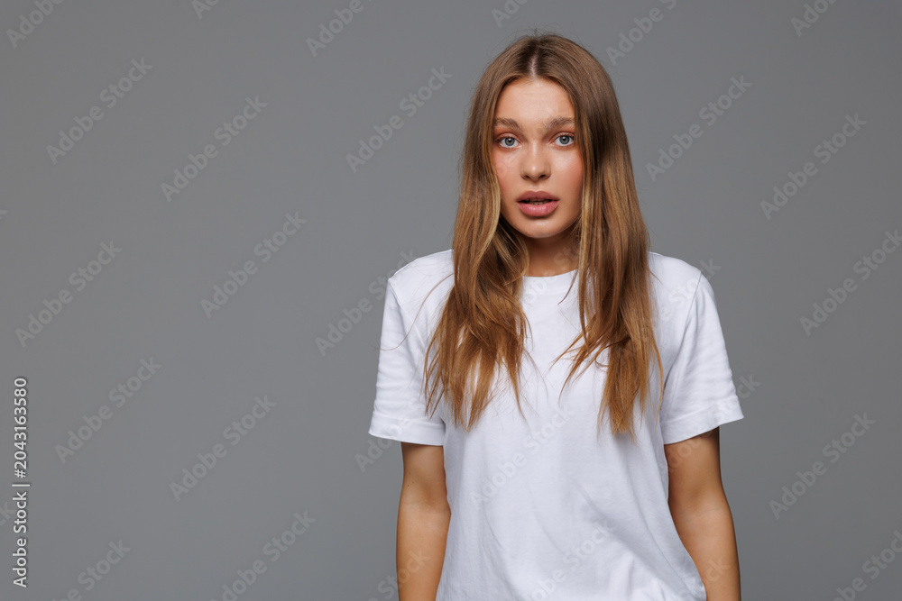 Obraz premium Screaming young woman standing isolated on gray background
