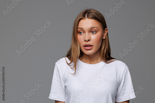 Konstfotografi Screaming young woman standing isolated on gray background