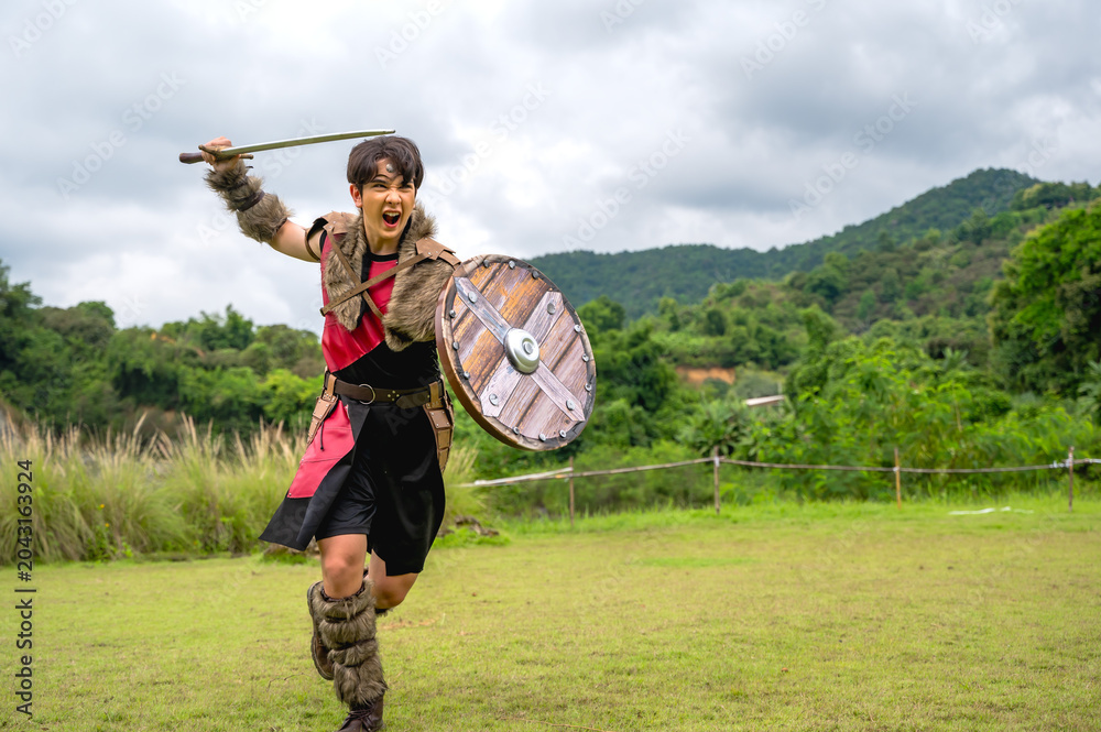 Obraz premium Male ancient warrior in full armor holding sword and shield, ready for battle