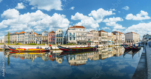 Foto Traditional moliceiro boats docked along the central canal in Aveiro, Portugal