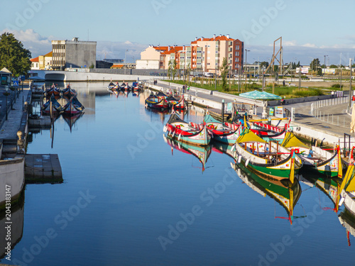 Foto Traditional moliceiro boats docked along the central canal in Aveiro, Portugal