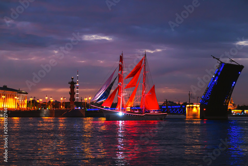 Fotografía A brig with scarlet sails at the raised bridge