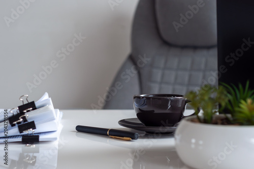 Obraz na plátně Minimalist desk holds pen, cup, and plant