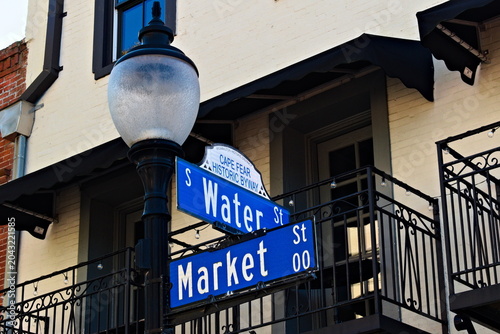Foto A street sign in Wilmington identifying the intersection of Water Street and Market Street