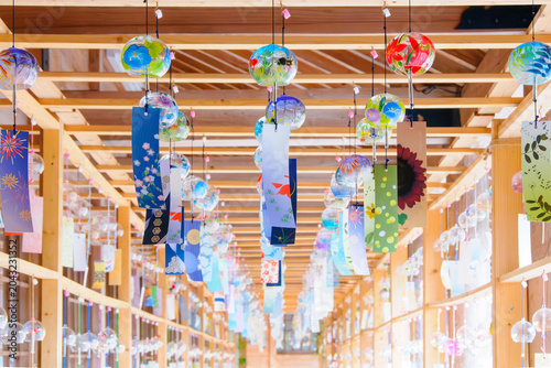 Canvastavla 風鈴の美しい絵柄と鮮やかな短冊のアップ 金魚や花火が日本の夏を彩る涼しげな風物詩