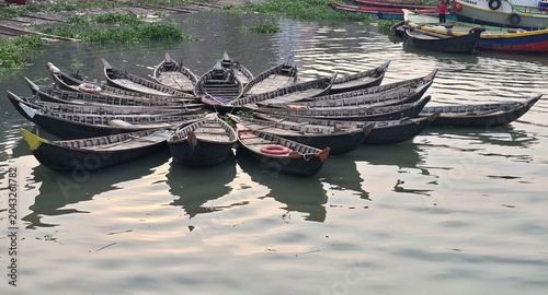 Fotografie Boats arranged in a circle on the water during sunset, creating a beautiful flow