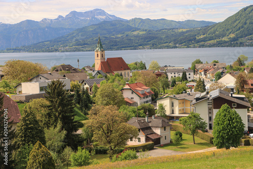 Blick über Weyregg und den Attersee zum Schafberg