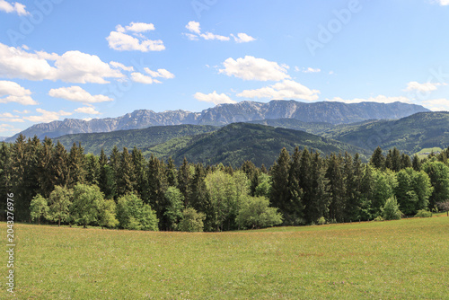 Almidylle im Attergau; Blick vom Gahberg zum Höllengebirge