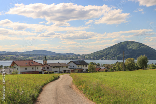 Frühling im Salzkammergut; Blick auf Weyregg und den Attersee