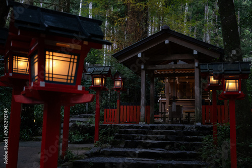 Obraz na plátne Mystical Japanese Shrine with Glowing Red Lanterns in Forest at Dusk / 森の神社に灯る赤い