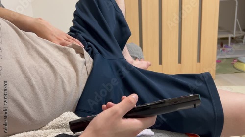 テレビを見ながらソファーでリラックスする男性