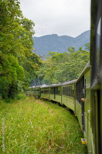 Foto Trilhos de ferrovia antiga cortando caminho por dentro da mata nativa