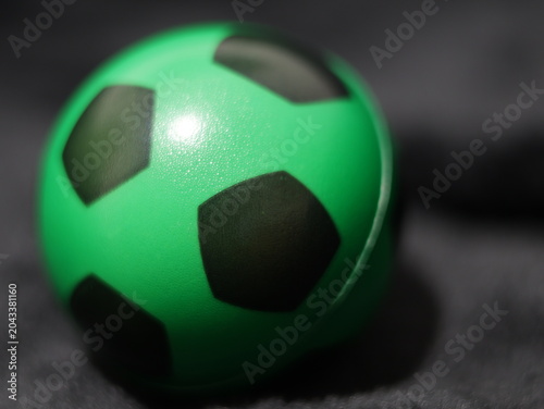 Photography Una toma de cerca de una pelota o balón de fútbol con luces en un fondo negro co