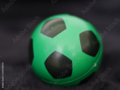 Foto Una toma de cerca de una pelota o balón de fútbol con luces en un fondo negro co